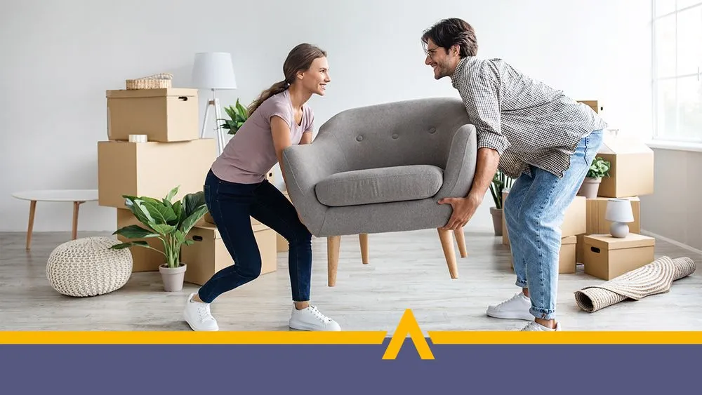 Kobieta i mężczyzna w trakcie przeprowadzki z kartonami i meblami