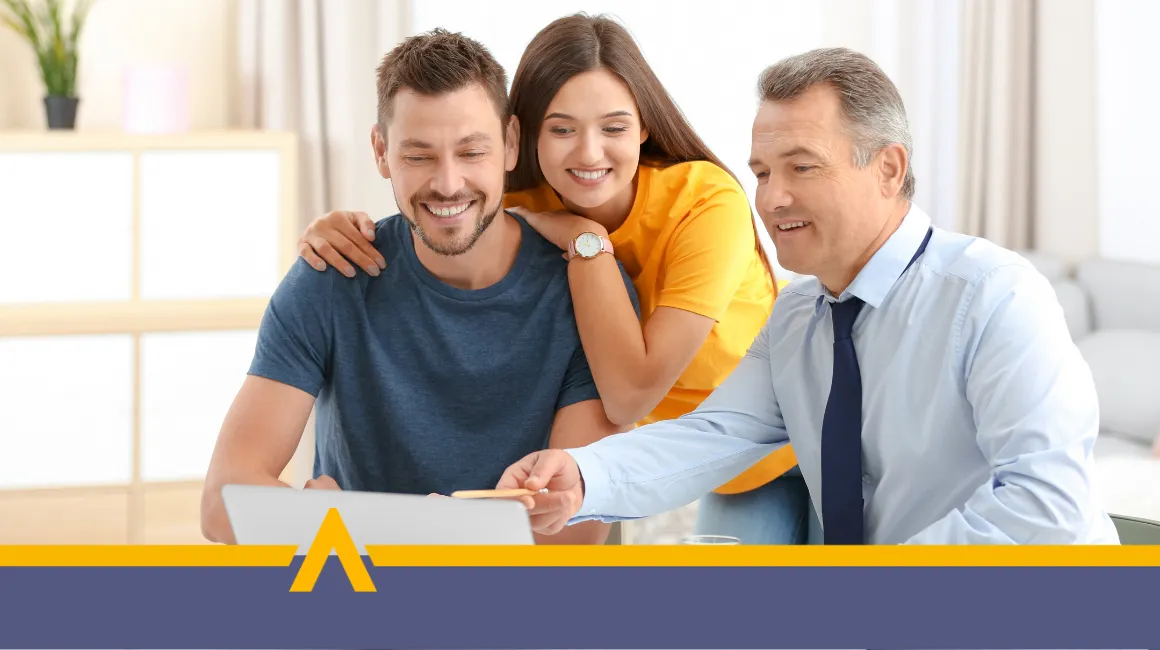 Para młodych ludzi z doradcą finansowym przy laptopie